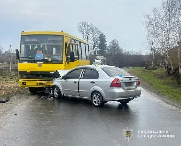 На Львівщині легковик протаранив маршрутку з пасажирами: фото з місця аварії