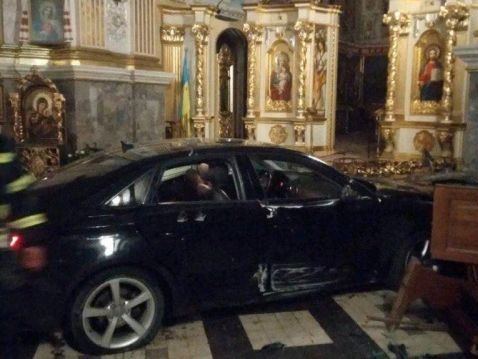 У Тернополі жінка машиною в'їхала у церкву: розтрощила плащаницю і престол