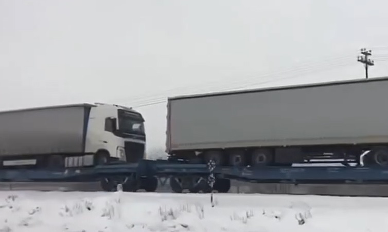 Українські фури, що застрягли через блокування поляків, переправлятимуть залізницею