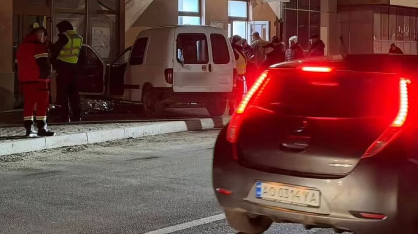 Смертельна аварія в Ужгороді: водій в'їхав в аптеку