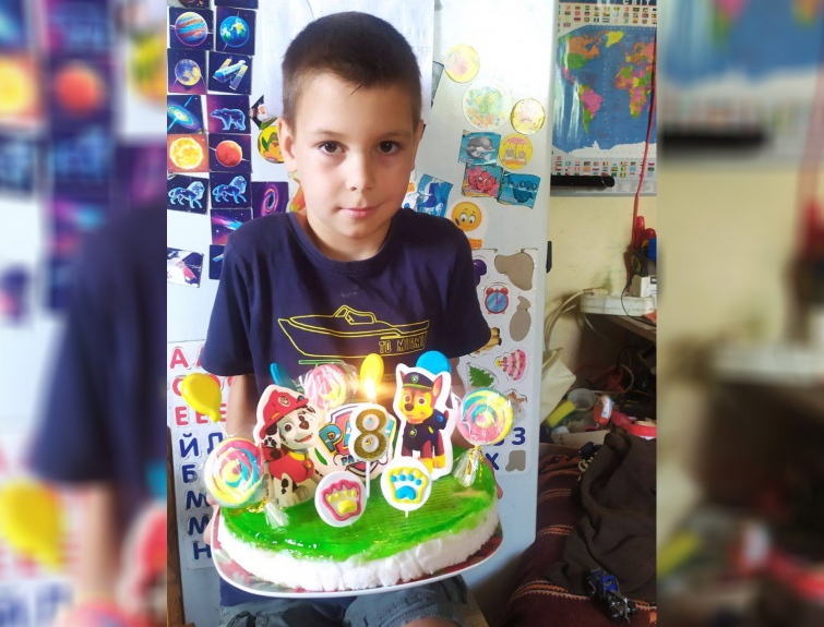 Дві години боролися за життя дитини. Що відомо про 8-річного хлопчика з Коломиї, якого вбила російська ракета