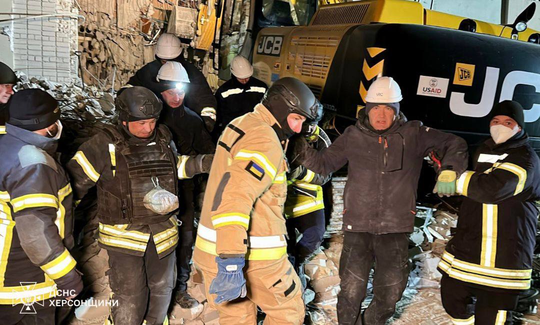 У Херсоні завершили розбирати завали багатоповерхівки: двоє загиблих (фото)
