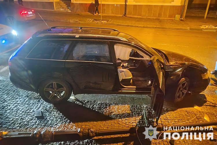 У Тернополі п'яний водій врізався в прокуратуру (фото)