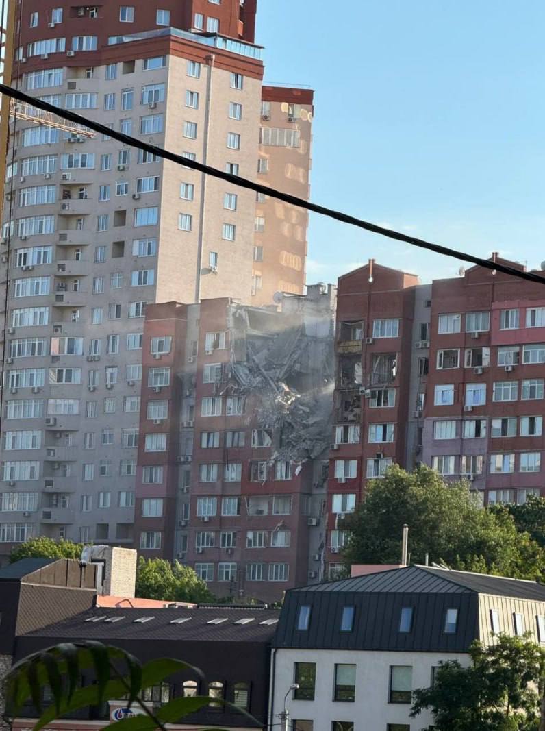 У Дніпрі зруйновано чотири поверхи в будинку: Зеленський про ракетний удар РФ
