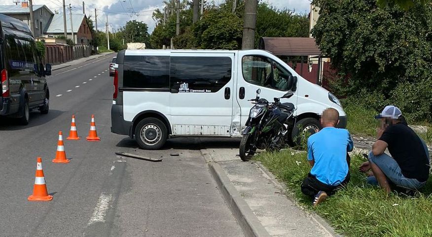 У Львові внаслідок зіткнення з мікроавтобусом травмувалась мотоциклістка