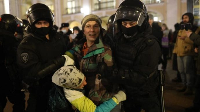 У Росії протестують через напад на Україну. Десятки затриманих