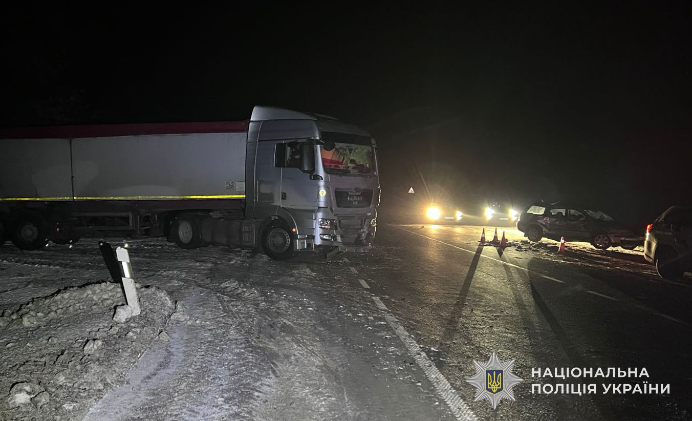 На Львівщині вантажівка протаранила легковик з людьми: фото з місця аварії