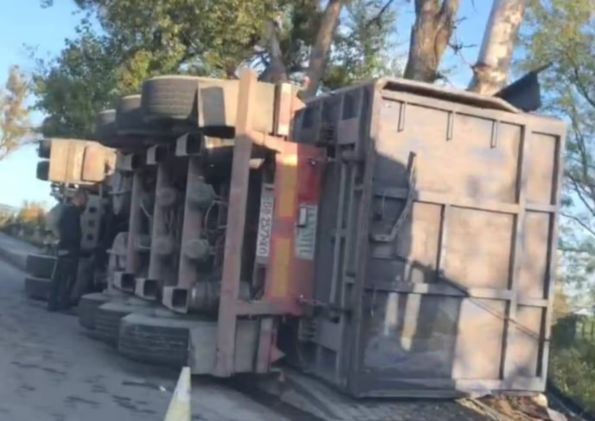 На Львівщині перекинулося вантажне авто