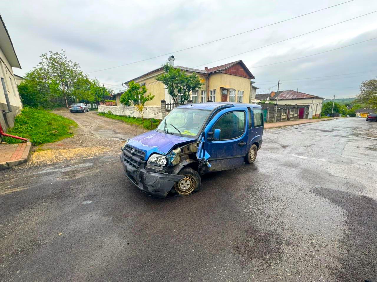 На Прикарпатті 19-річний хлопець викрав авто і врізався на ньому в бетонну огорожу (ФОТО)