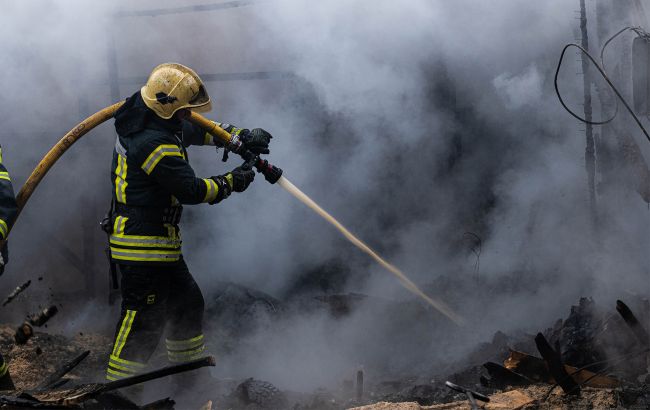 Окупанти вдарили по мікроавтобусу на Дніпропетровщині: є загиблий