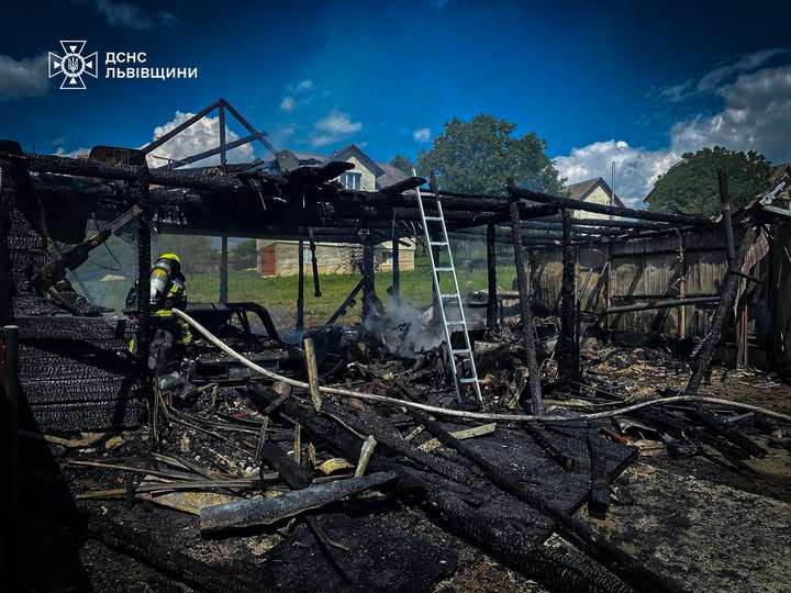 Пожежа у Дрогобицькому районі: згоріли гараж та скутер