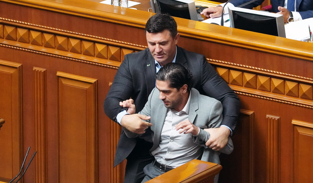 Бійка у ВРУ. «Слуга» Тищенко розпустив руки прямо за трибуною