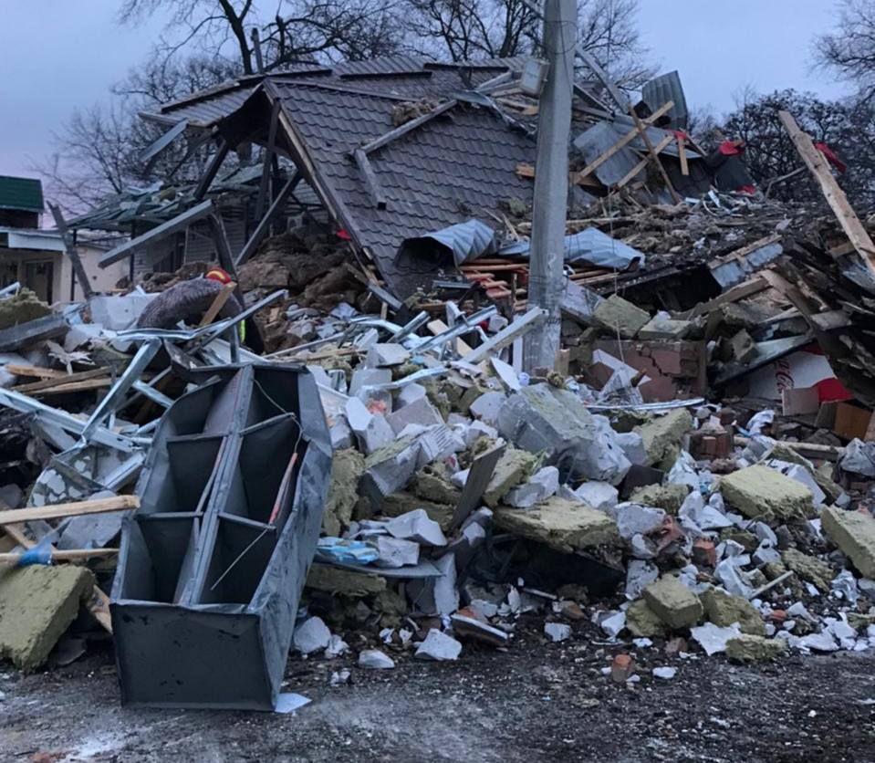 На Харківщині з-під завалів готелю, в який влучила російська ракета, дістали тіло немовляти