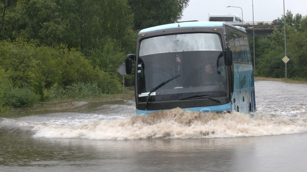 Дорогу до Львова затопило: автівки «пливли» у кілометровому заторі