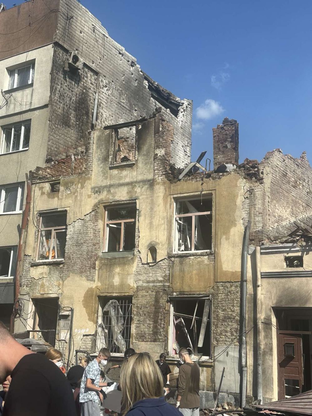 У Львові відновили ще один будинок, пошкоджений російським обстрілом (фото)