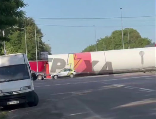 Частина вітряка зачепила Tesla на в’їзді до Львова (відео)