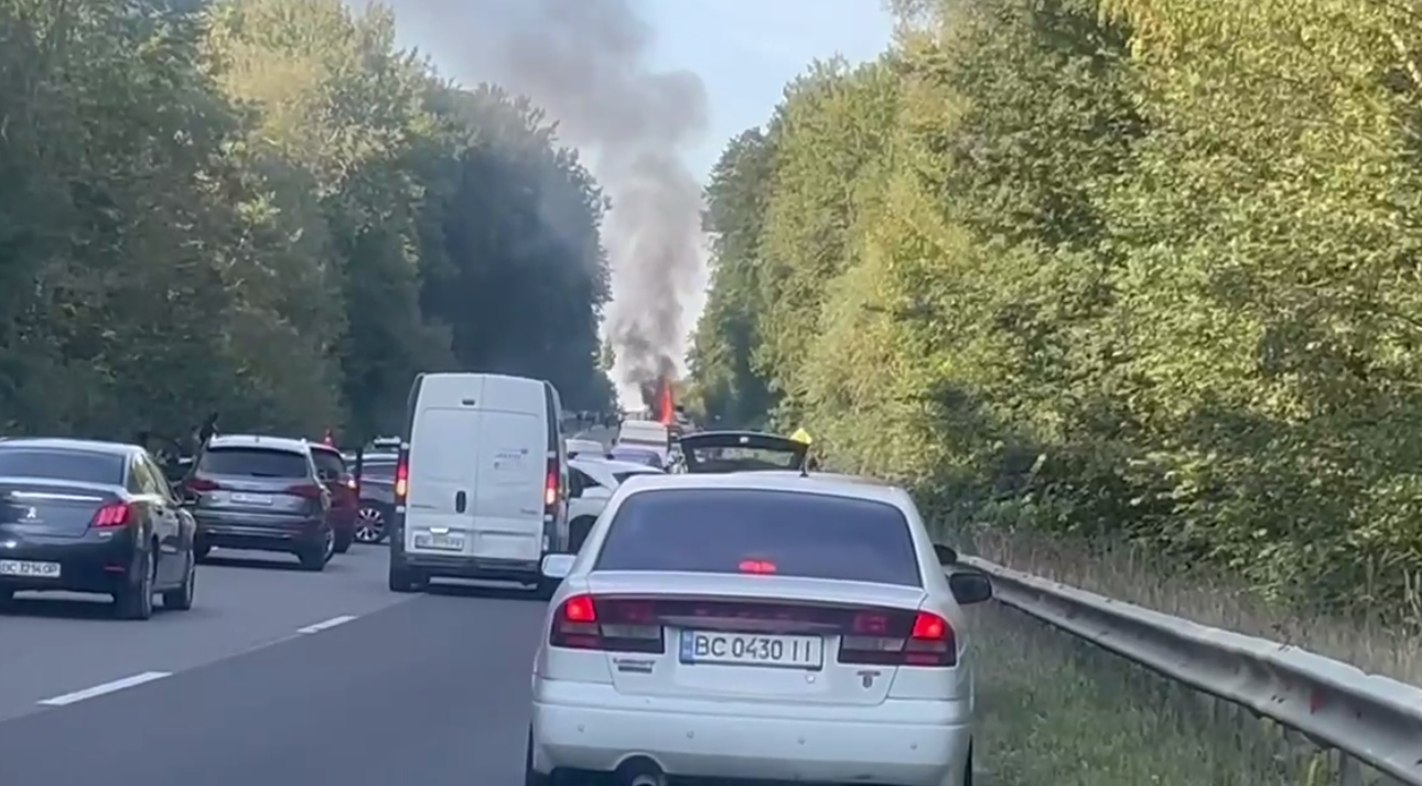 У Львівському районі на трасі спалахнув автомобіль