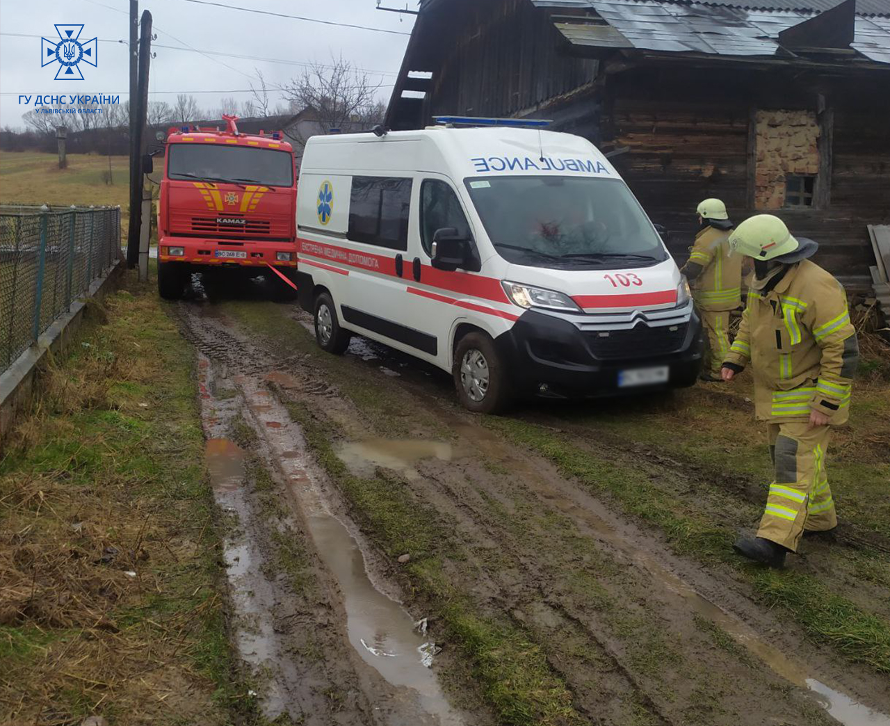 У Львівському районі "швидка" застрягла під час госпіталізації хворого