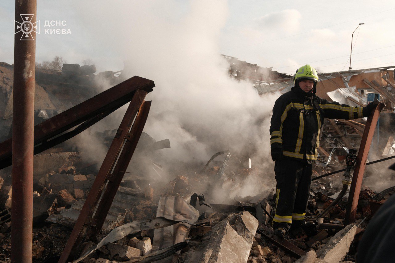 У Києві зросла кількість загиблих: з-під завалів дістали тіло чоловіка (фото)