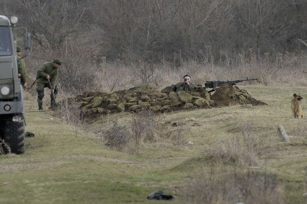 Російські військові риють оборонні окопи після відступу від Києва
