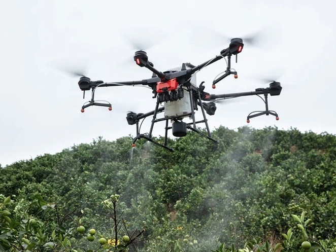 Виробник дронів DJI призупиняє діяльність в Україні та Росії