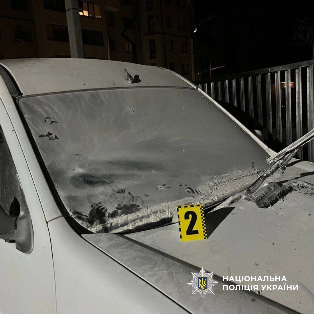 У центрі Івано-Франківська чоловік підпалив авто: фото