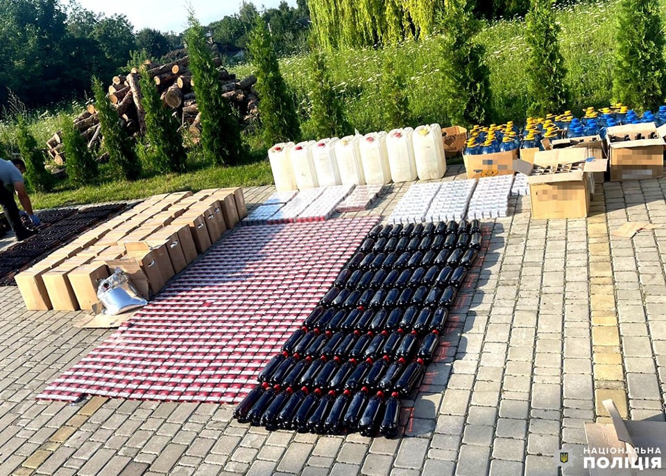 На Рівненщині водій у бусі віз 770 літрів алкоголю: що кажуть у поліції