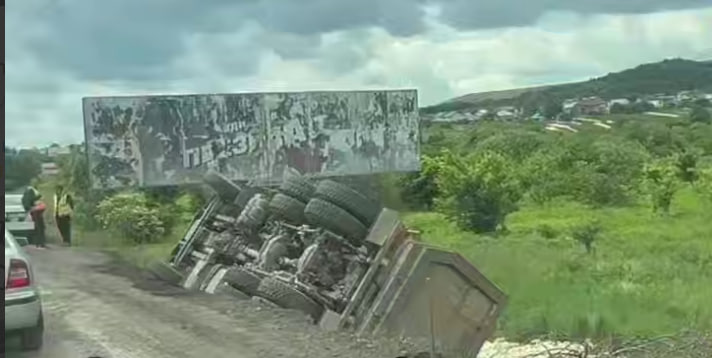 На Львівщині вантажівка злетіла з дороги під час робіт (відео)
