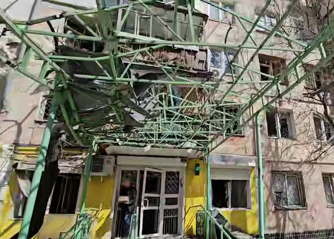Загинули літні люди: моторошні наслідки обстрілу багатоповерхівок у Херсоні (відео)