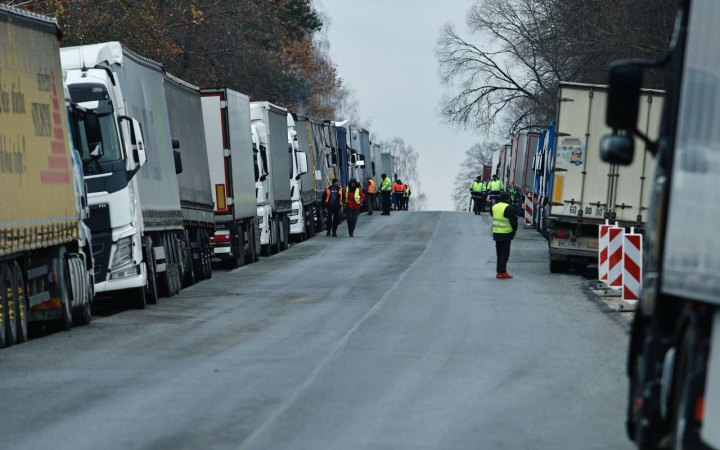 Понад дві тисячі вантажівок стоять у черзі на кордоні з Польщею – ДПСУ