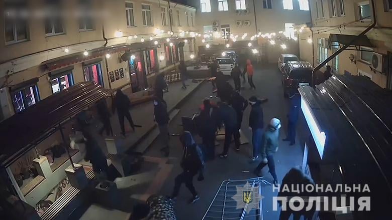 Поліцейські встановили особи 30-х хуліганів, які розгромили столичний бар