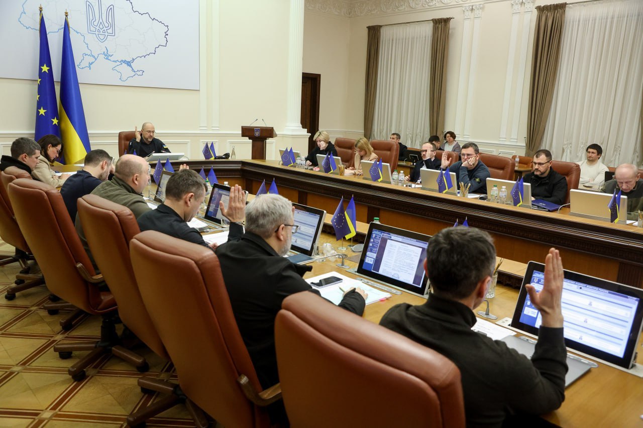 В Україні заборонили чиновникам виїжджати за кордон під час війни