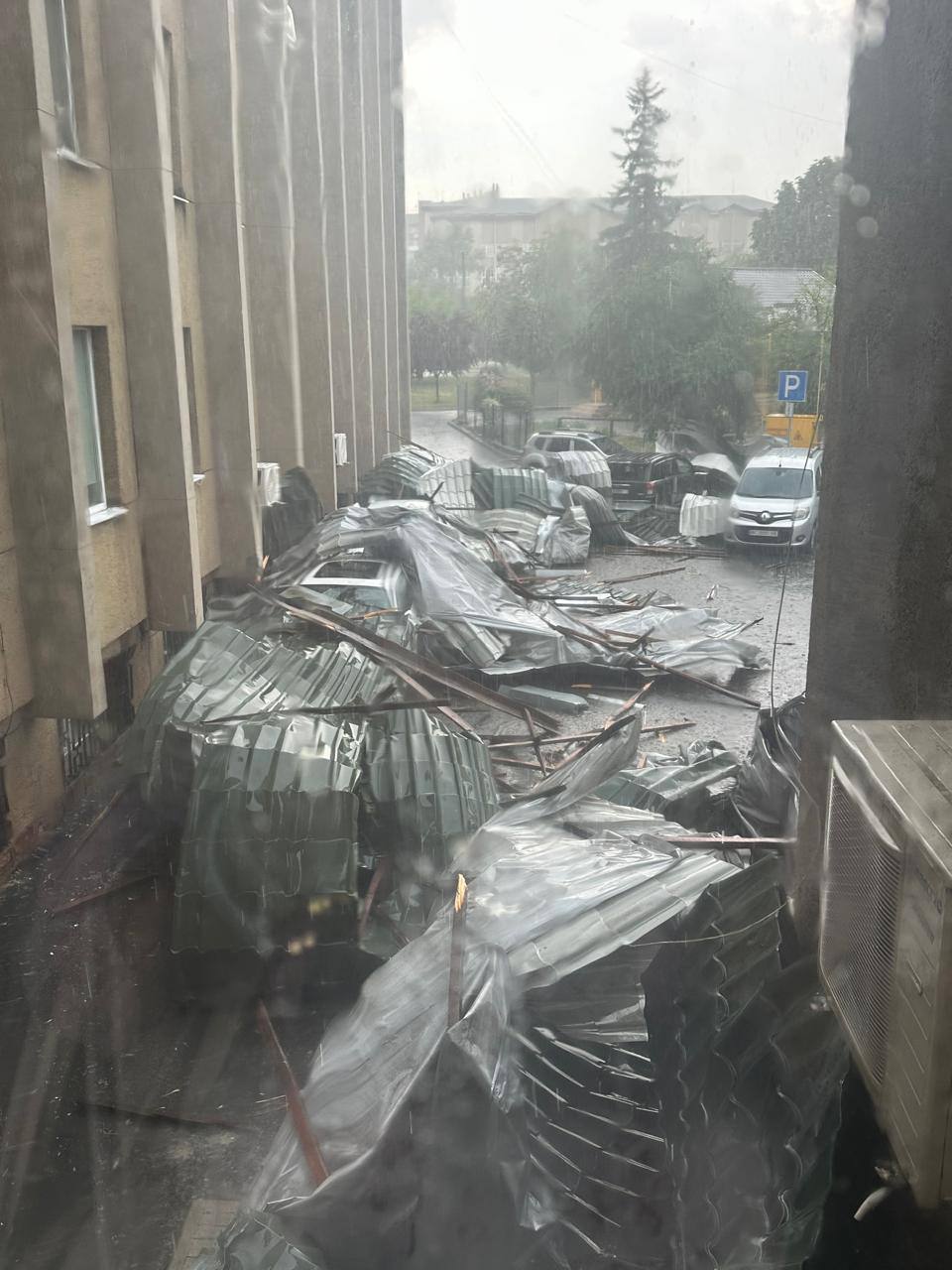 Вітер зніс дах з будівлі у центрі Львова