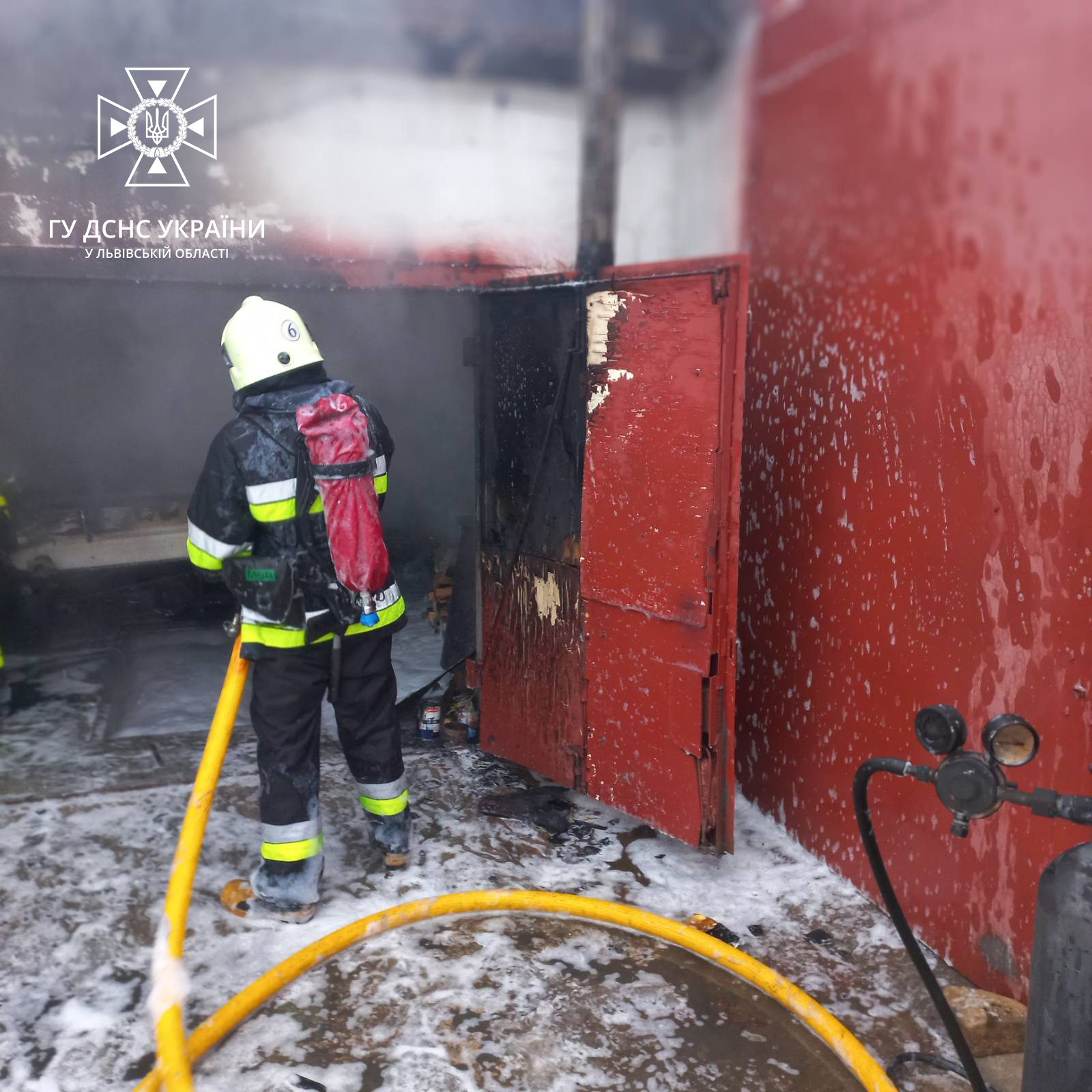 На Львівщині через пожежі згоріли будинок та автомобіль