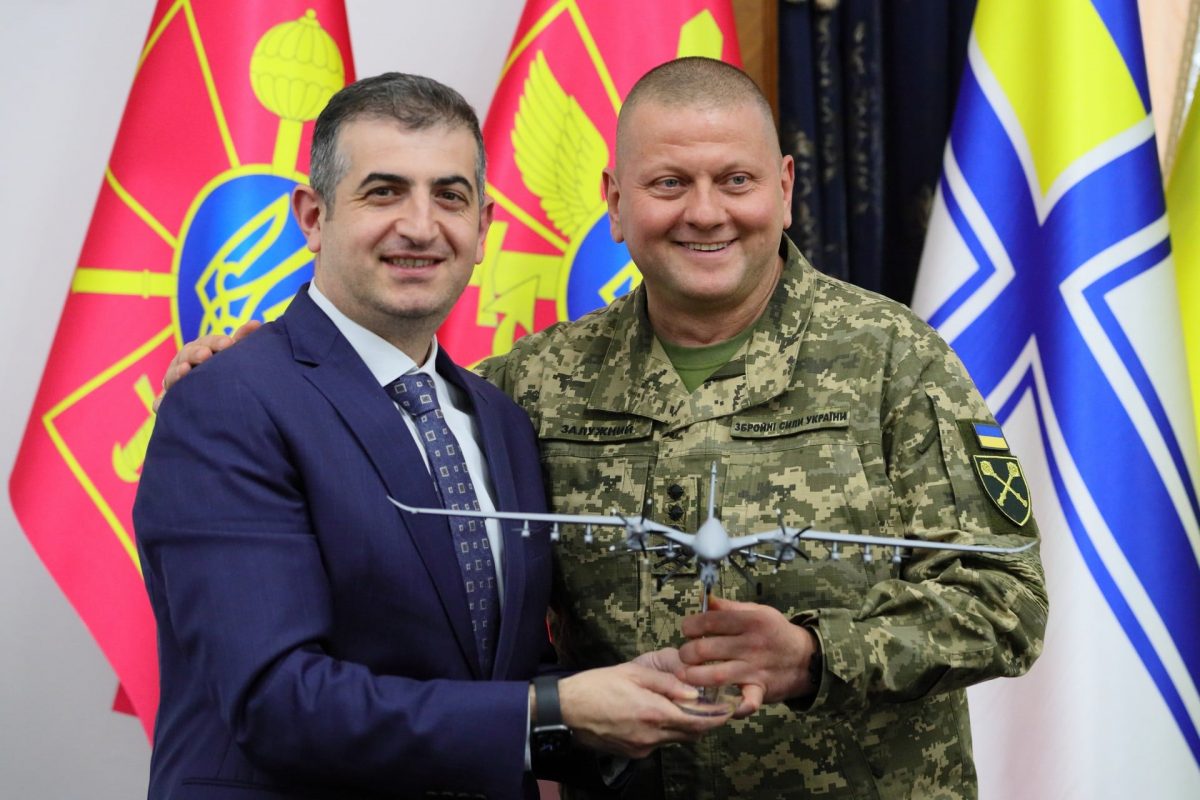 Головнокомандувач Залужний показав, як Байрактари нищать ворожу техніку