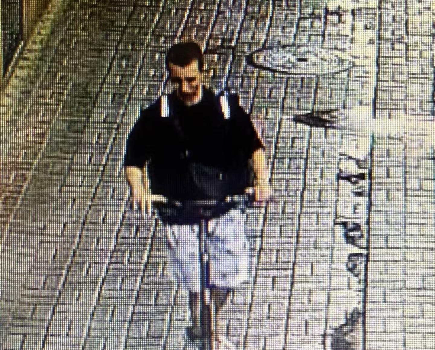 З'явилося фото самокатчика, який збив дитину у Львові: поліція оголосила розшук