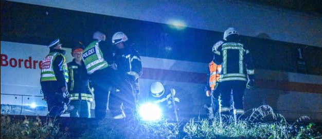 У Німеччині через зливи та зсув ґрунту зійшов з рейок поїзд зі 185 пасажирами
