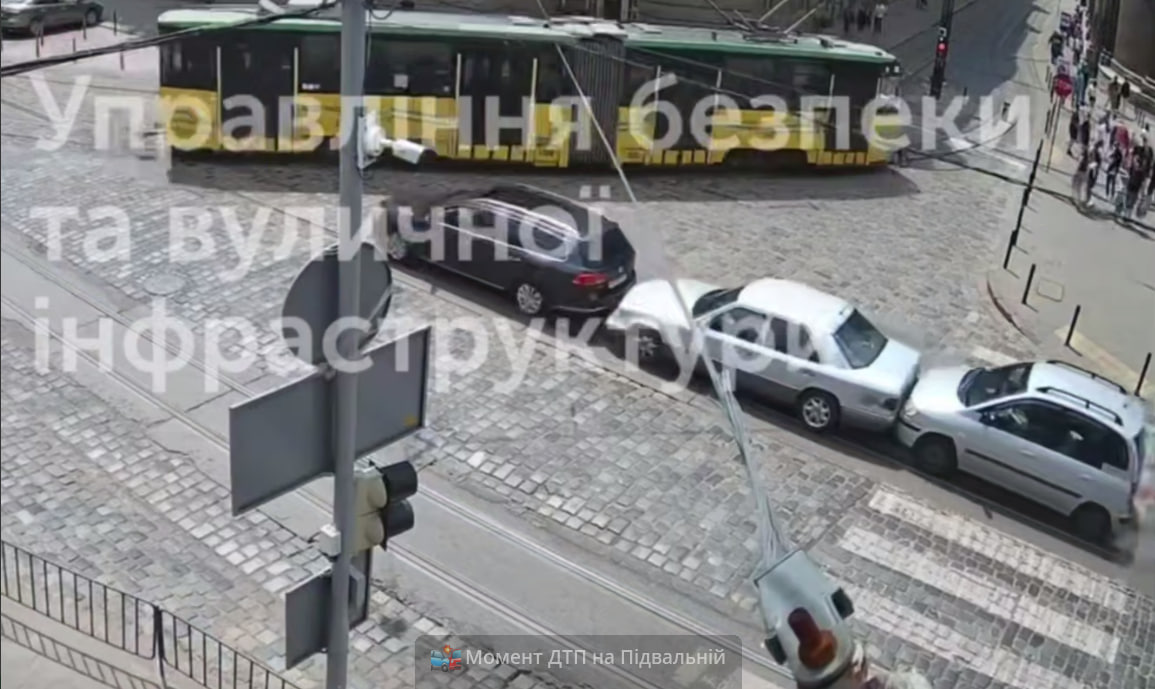 У центрі Львова сталася потрійна ДТП: момент зіткнення потрапив на відео