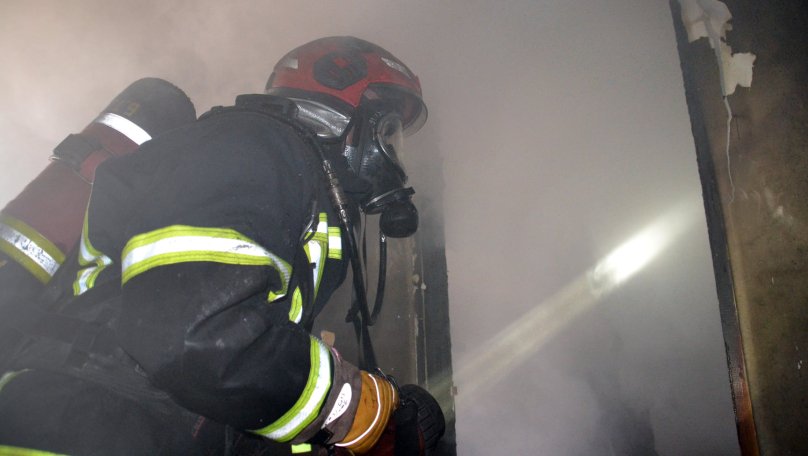 Троє людей на балконі кликали на допомогу: на Львівщині горів будинок (фото)