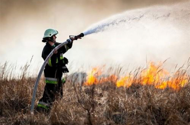 На Львівщині з пожежі сухостою врятували літню жінку