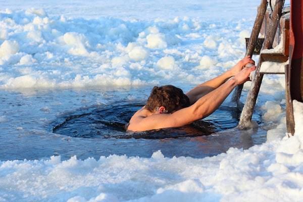 Водохреща у Львові. Чому не варто пірнати у крижану воду