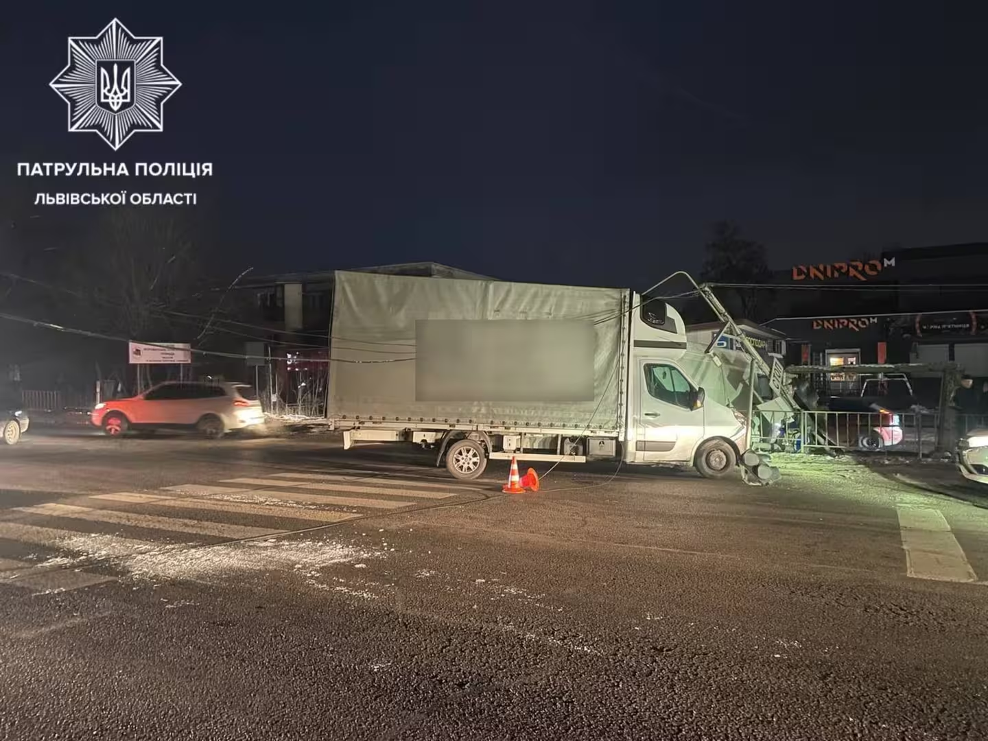 В аварії біля Львова авто знесло світлофор (фото)