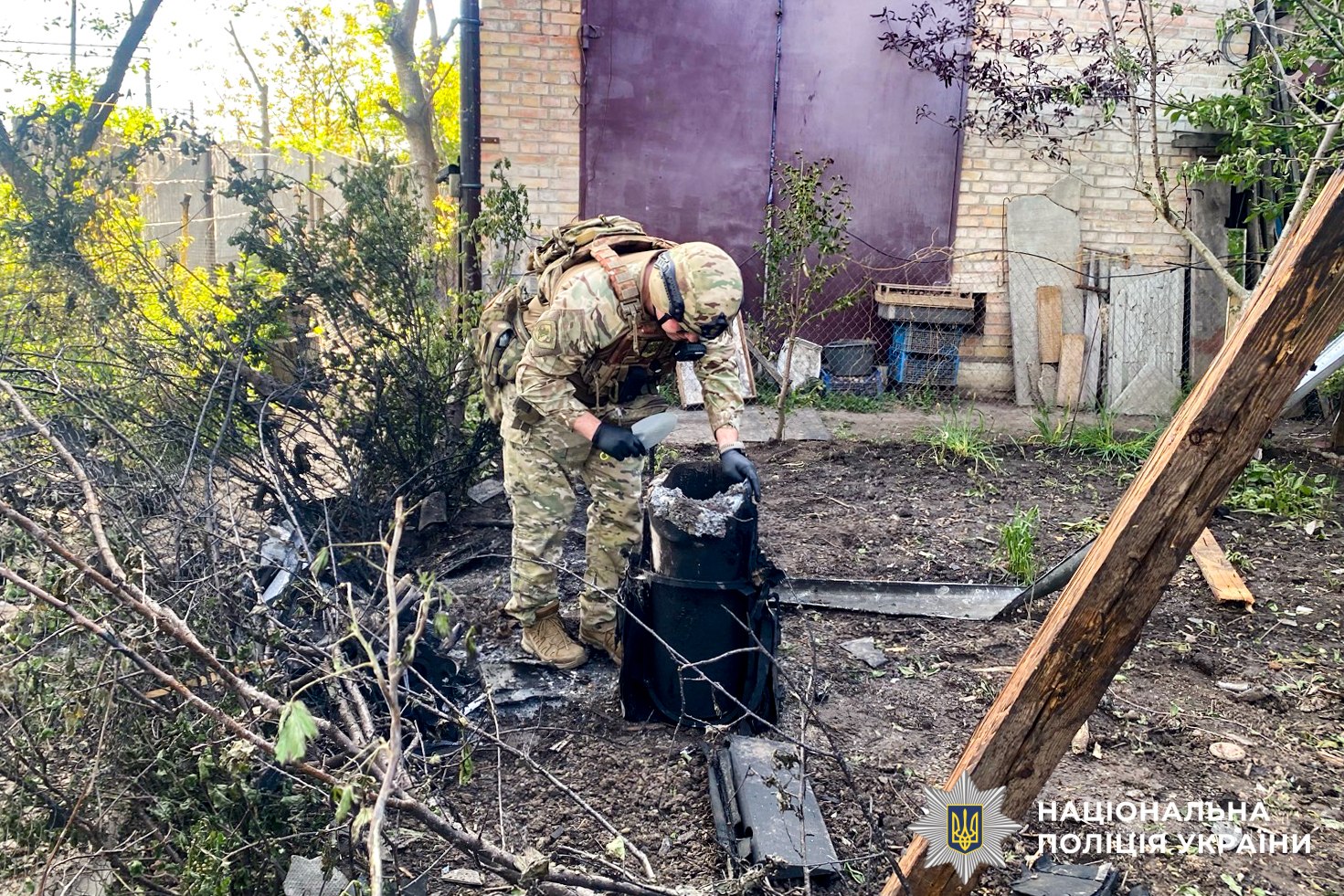 На Рівненщині на подвір'ї будинку знайшли вибухову частину зі "шахеда": фото з місця