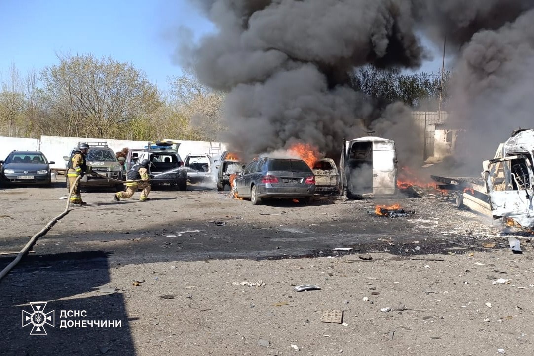 Війська РФ атакували промислову зону міста Слов’янськ на Донеччині: виникла пожежа (фото)
