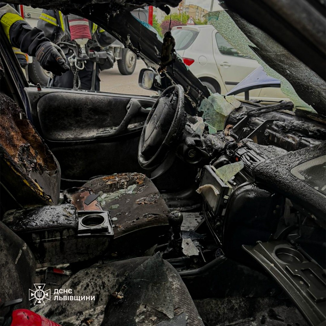 Припаркований автомобіль загорівся у Львові