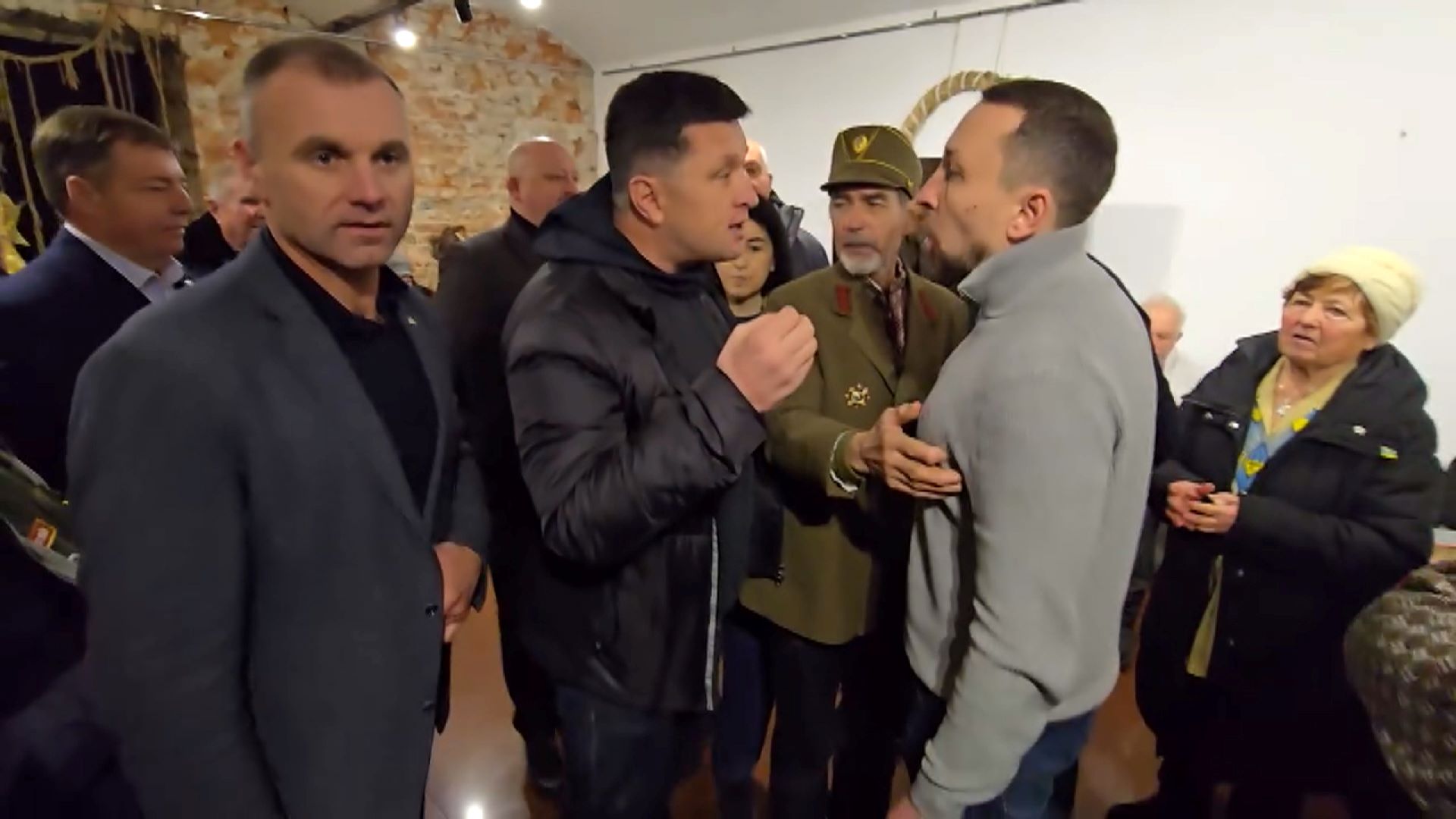 Скандал на Прикарпатті: колишній секретар міськради образив військовослужбовця (відео)