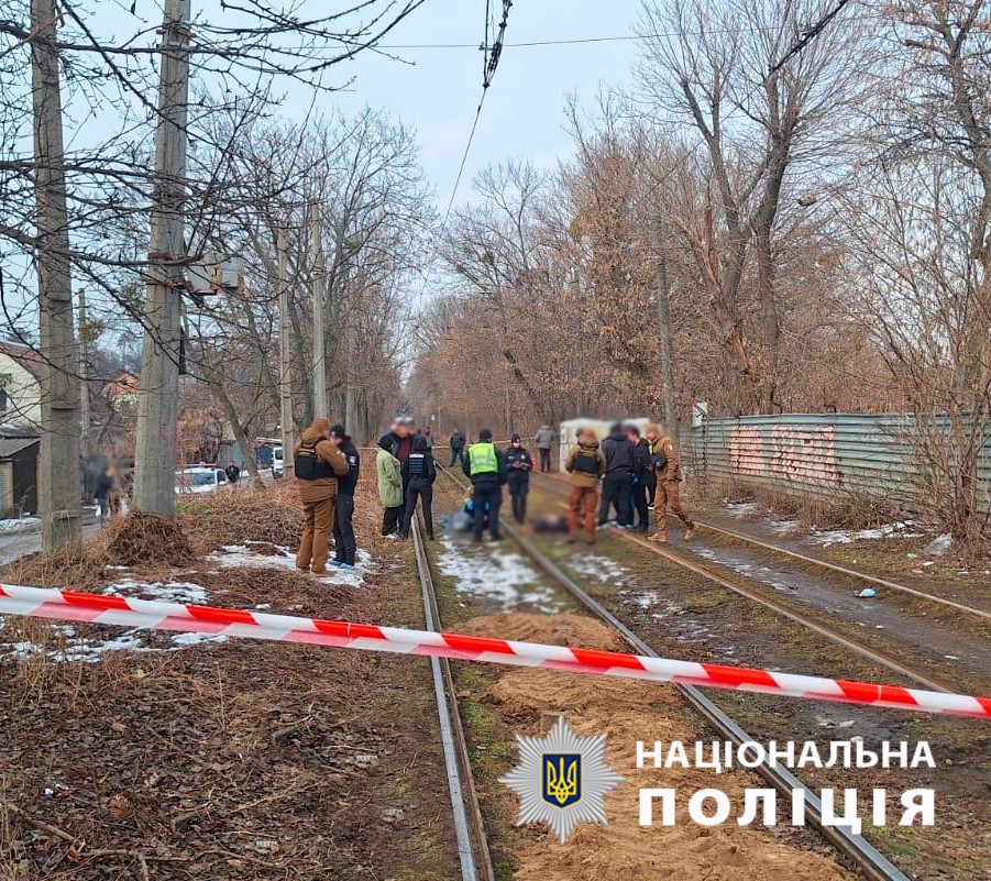 У Києві на трамвайній колії знайшли тіло чоловіка: поліція розшукує нападника