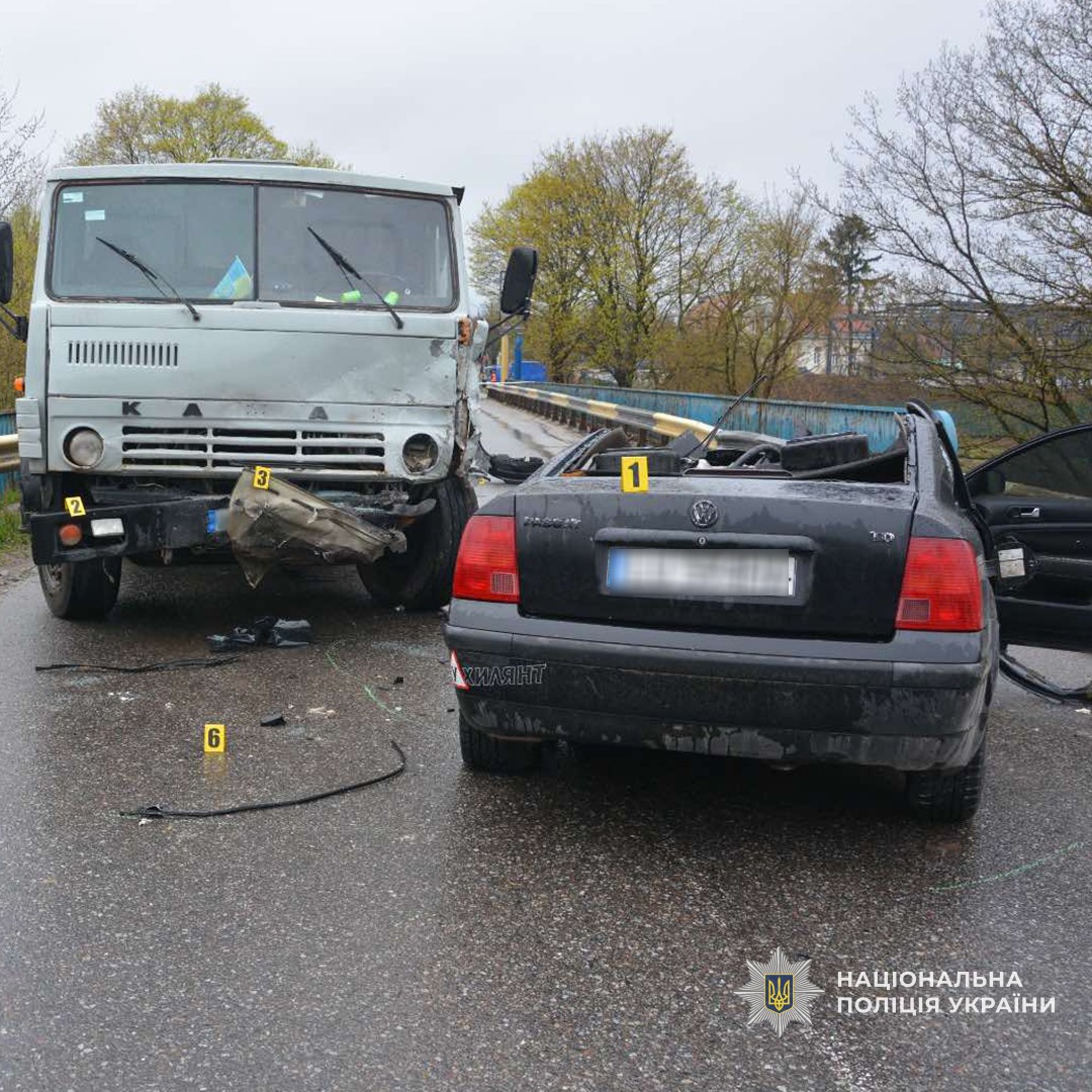 На Львівщині внаслідок зіткнення з вантажівкою загинув водій автомобіля (фото)