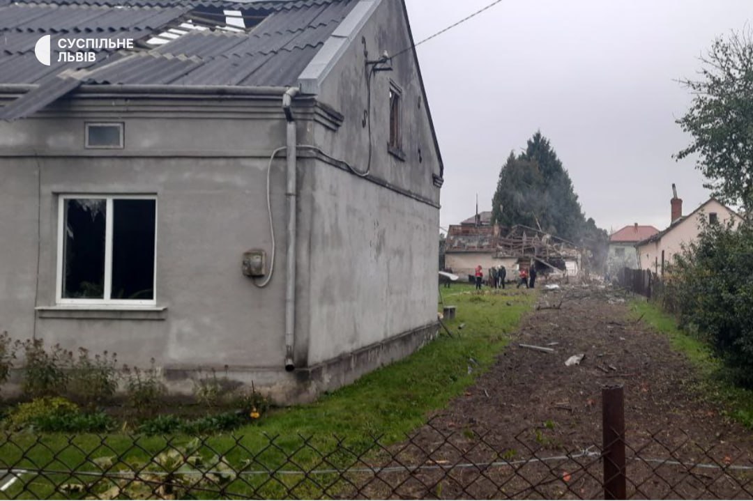 З'явилися фото з місця вибуху у селі біля Львова