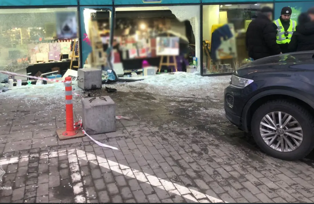 У Києві чоловік в'їхав на авто в торговельний центр